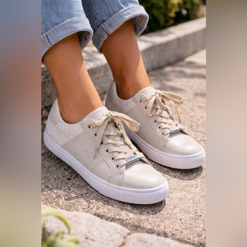 Tommy Hilfiger Neutral Logo Low Top Sneakers Size 8.5 ✨